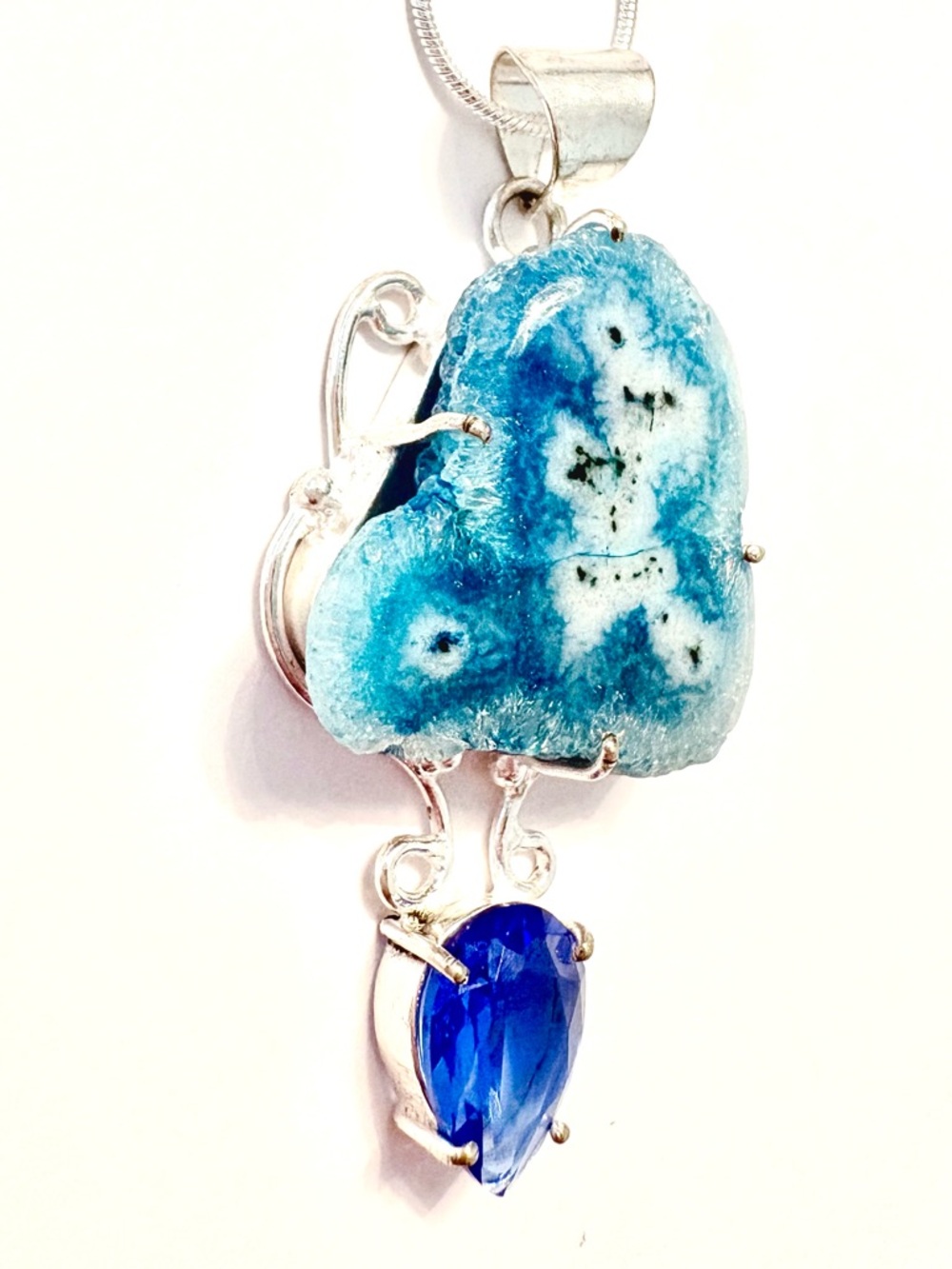 Beautiful, natural , Solar Quartz and faceted Blue Toaz on a silver chain. - Picture 2 of 4